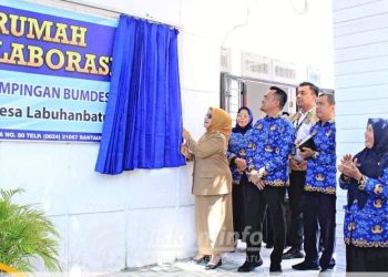 Wakil Bupati Labuhanbatu Hj Ellya Rosa Siregar saat meresmikan Rumah Kolaborasi, Pendampingan Bumdes dan Aplikasi Laporan Keuangan Bumdes.
