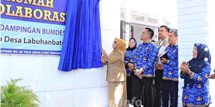 Wakil Bupati Labuhanbatu Hj Ellya Rosa Siregar saat meresmikan Rumah Kolaborasi, Pendampingan Bumdes dan Aplikasi Laporan Keuangan Bumdes.