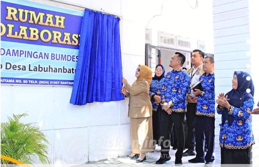 Wakil Bupati Labuhanbatu Hj Ellya Rosa Siregar saat meresmikan Rumah Kolaborasi, Pendampingan Bumdes dan Aplikasi Laporan Keuangan Bumdes.