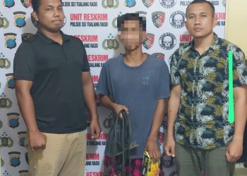 Tersangka saat di kantor polisi