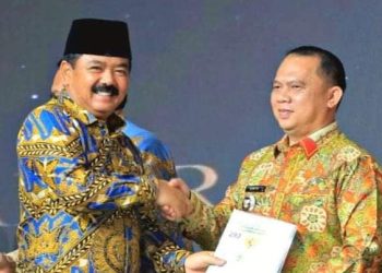 Menteri Agraria dan Tata Ruang (ATR) Republik Indonesia Hadi Tjahjanto saat menyerahkan 70 Sertifikat Aset Tanah kepada Bupati Labuhanbatu dr. H. Erik Adtrada Ritonga, MKM.