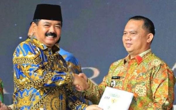 Menteri Agraria dan Tata Ruang (ATR) Republik Indonesia Hadi Tjahjanto saat menyerahkan 70 Sertifikat Aset Tanah kepada Bupati Labuhanbatu dr. H. Erik Adtrada Ritonga, MKM.