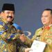 Menteri Agraria dan Tata Ruang (ATR) Republik Indonesia Hadi Tjahjanto saat menyerahkan 70 Sertifikat Aset Tanah kepada Bupati Labuhanbatu dr. H. Erik Adtrada Ritonga, MKM.
