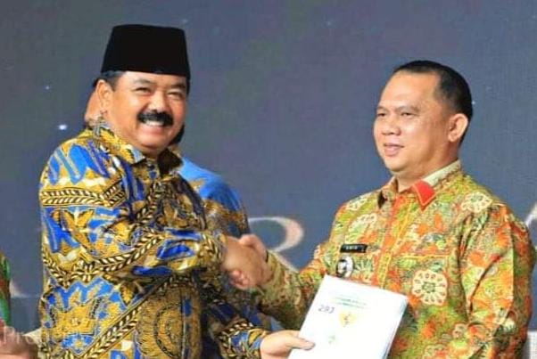 Menteri Agraria dan Tata Ruang (ATR) Republik Indonesia Hadi Tjahjanto saat menyerahkan 70 Sertifikat Aset Tanah kepada Bupati Labuhanbatu dr. H. Erik Adtrada Ritonga, MKM.