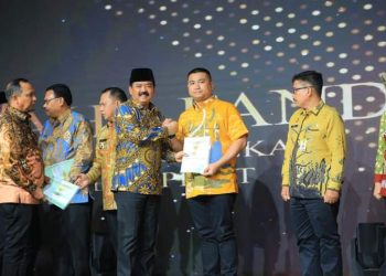 Bupati Labuhanbatu Utara, Hendriyanto Sitorus menerima 13 sertifikat tanah dari Menteri ATR/BPN 