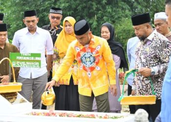 Wakil Bupati Labura, H. Samsul Tanjung bersama Sekda dan OPD melakukan ziarah ke makam tokoh pemekaran 