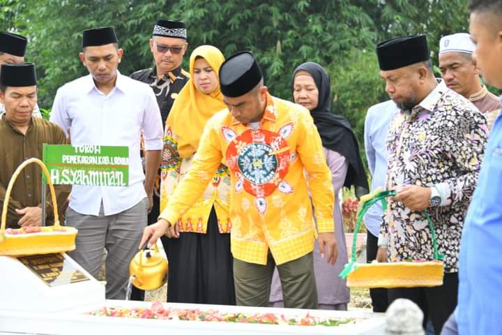 Wakil Bupati Labura, H. Samsul Tanjung bersama Sekda dan OPD melakukan ziarah ke makam tokoh pemekaran 