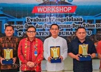 Sekdakab Labuhanbatu Hasan Heri (dua kanan). 