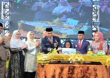 Bupati Labuhanbatu Utara, Hendriyanto Sitorus memotong nasi tumpeng