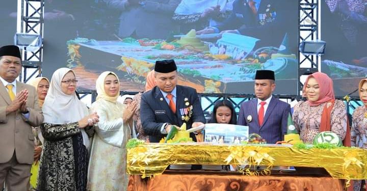 Bupati Labuhanbatu Utara, Hendriyanto Sitorus memotong nasi tumpeng