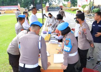 Personel Polres Labuhanbatu saat melakukan tes urine. 