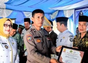 Wakil Bupati Labuhanbatu Hj Ellya Rosa Siregar (kiri). 