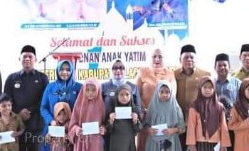 Bupati Labuhanbatu H Erik Adtrada Ritonga didampingi Wakil Bupati Labuhanbatu Hj Ellya Rosa Siregar saat berfoto bersama dengan anak-anak yatim piatu.