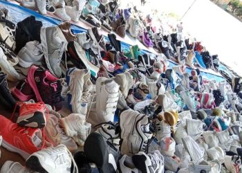 Salahsatu gambar barang monza jenis sepatu yang dipajang di media sosial Facebook. 