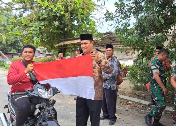 Camat Aek Kuasan Bagi Bendera ke Warga