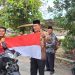 Camat Aek Kuasan Bagi Bendera ke Warga