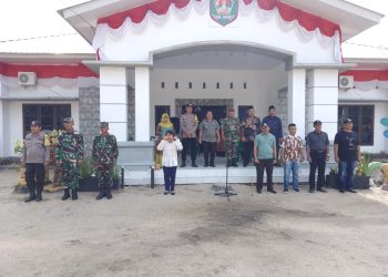 Camat Pulau Rakyat Asahan Bagi Bendera ke Warga
