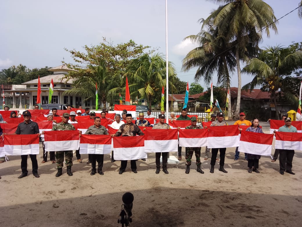 Camat Pulau Rakyat Asahan Bagi Bendera ke Warga
