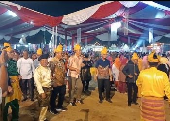 Bupati, Kapolres dan Dandim 0208 Asahan Menari dan Bernyanyi di Pentas Seni Adat Melayu