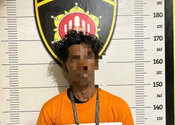 Tersangka saat di kantor polisi.