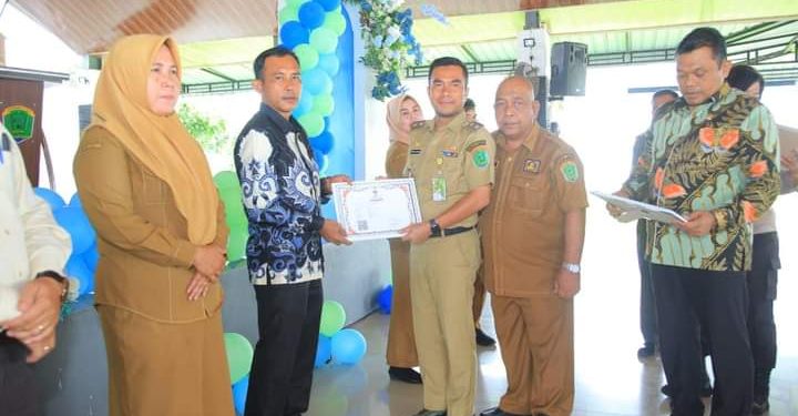 Wabup Labura, H. Samsul Tanjung menyerahkan sertifikat kepada salah satu koperasi di Labura 