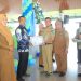 Wabup Labura, H. Samsul Tanjung menyerahkan sertifikat kepada salah satu koperasi di Labura