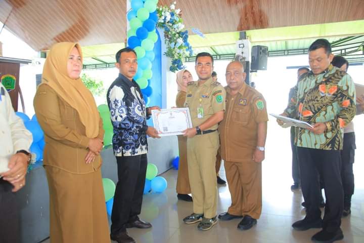 Wabup Labura, H. Samsul Tanjung menyerahkan sertifikat kepada salah satu koperasi di Labura 
