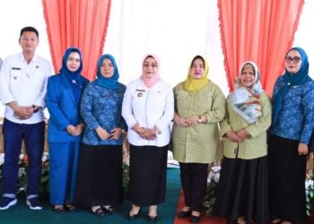 Wakil Bupati Labuhanbatu Hj Ellya Rosa Siregar SPd MM berfoto bersama pada kesempatan tersebut.