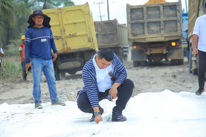 Bupati Labura Hendriyanto Sitorus didampingi Wakil Bupati Samsul Tanjung dan Sekda H.M Suib meninjau pembangunan Jalan Gunting Saga - Teluk Binjai 