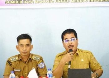 Wakil ketua TPPS Hobol Z Rangkuti (dua dari kanan) saat memimpin rapat. 