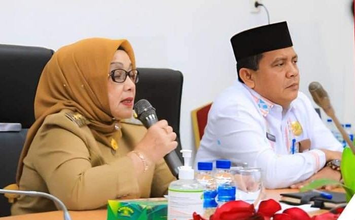 Wakil Bupati Labuhanbatu Hj Ellya Rosa Siregar (kiri).