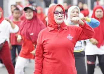 Wakil Bupati Labuhanbatu Hj Ellya Rosa Siregar saat mengikuti senam massal. 