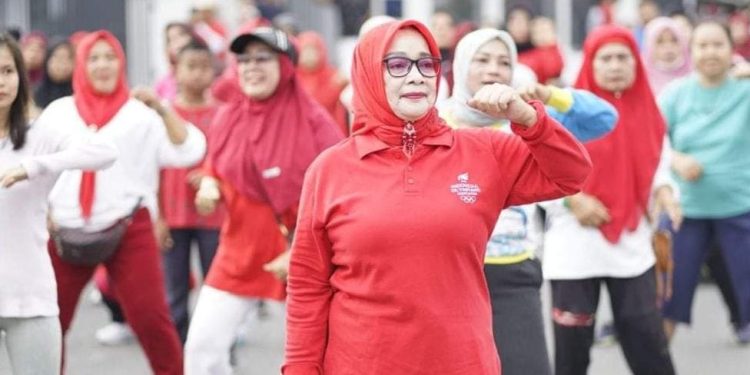 Wakil Bupati Labuhanbatu Hj Ellya Rosa Siregar saat mengikuti senam massal. 