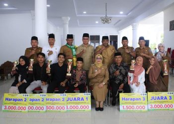 Wakil Bupati Labuhanbatu Hj Ellya Rosa Siregar (tengah) saat menyambut para peserta Lomba Seni Qasidah Tingkat Provinsi. 