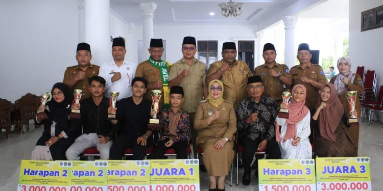 Wakil Bupati Labuhanbatu Hj Ellya Rosa Siregar (tengah) saat menyambut para peserta Lomba Seni Qasidah Tingkat Provinsi. 