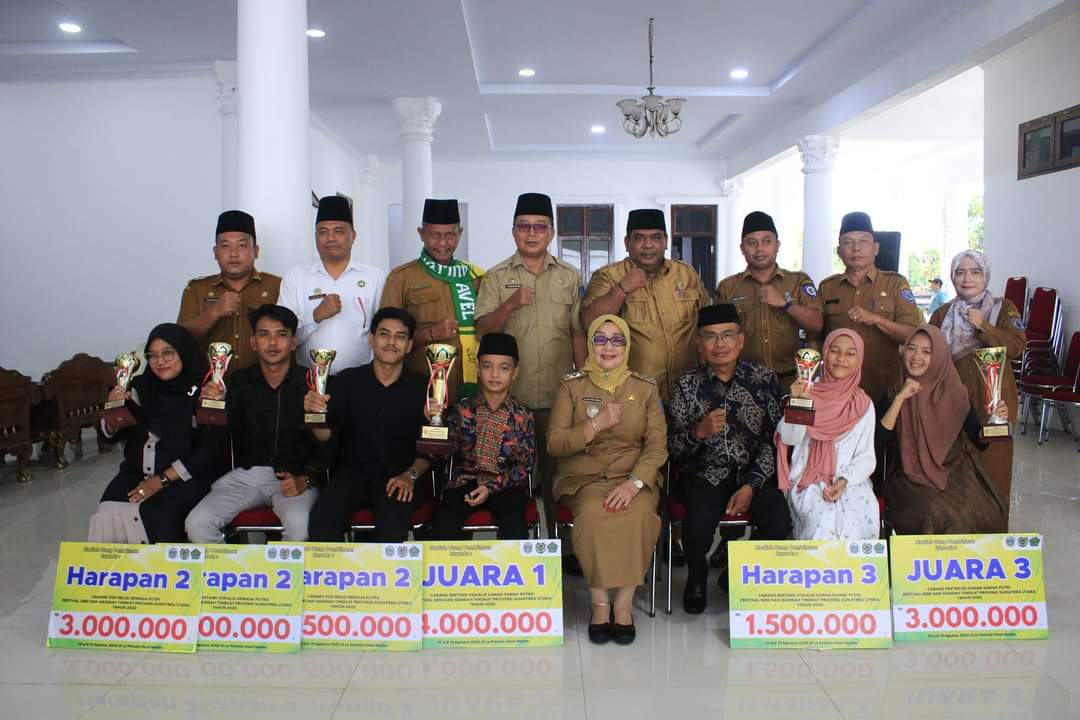 Wakil Bupati Labuhanbatu Hj Ellya Rosa Siregar (tengah) saat menyambut para peserta Lomba Seni Qasidah Tingkat Provinsi.