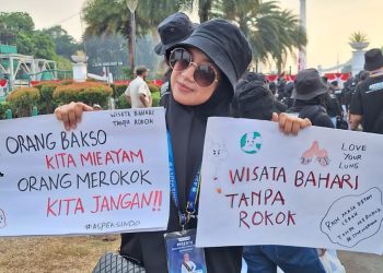 Maulayya Shalwaa Alfajry Kia (17th) Duta Maritim Indonesia 2023 delegasi termuda asal Alor, Nusa Tenggara Timur, saat kampanye Kawasan Tanpa Rokok di sekitaran Monas, Jakarta Pusat, Minggu (13/8/2023)