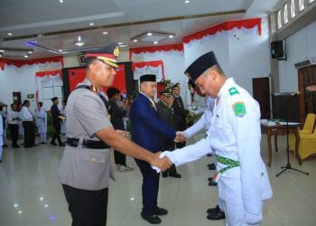 Hendriyanto Sitorus dan AKBP James Hasudungan Hutajulu memberikan ucapan selamat kepada anggota Paskibra 