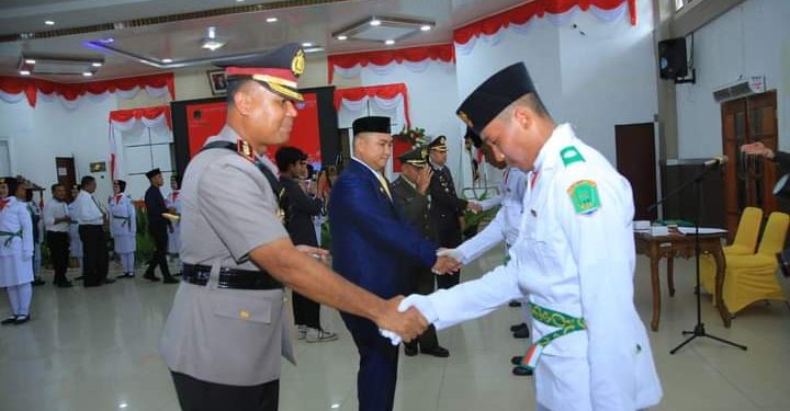 Hendriyanto Sitorus dan AKBP James Hasudungan Hutajulu memberikan ucapan selamat kepada anggota Paskibra 