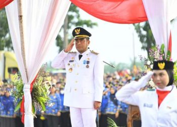 Wakil Bupati Labura Pimpin Upacara Penurunan Bendera HUT ke 78 RI 