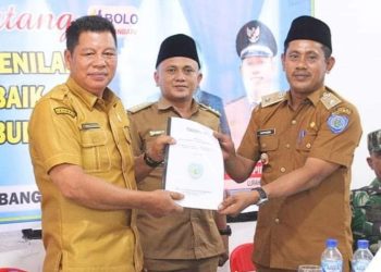 Staf Ahli Bupati Bidang Pemerintahan dan Kesra Turing Ritonga, ST. MM, (kiri). 