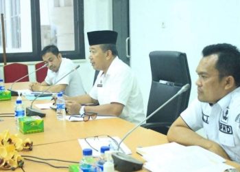 Asisten ll Bidang Perekonomian dan Pembangunan Setdakab Labuhanbatu Drs. Ikramsyah Putra Nasution (tengah). 