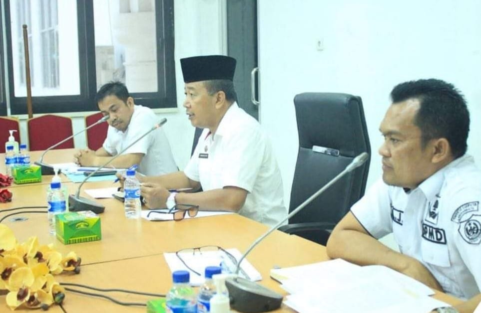 Asisten ll Bidang Perekonomian dan Pembangunan Setdakab Labuhanbatu Drs. Ikramsyah Putra Nasution (tengah).
