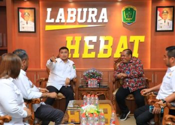 Bupati Labura, Hendriyanto Sitorus berbincang-bincang dengan Dr. Munawar Ibrahim tentang masalah stunting 