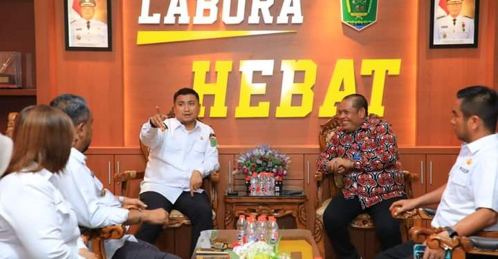 Bupati Labura, Hendriyanto Sitorus berbincang-bincang dengan Dr. Munawar Ibrahim tentang masalah stunting 