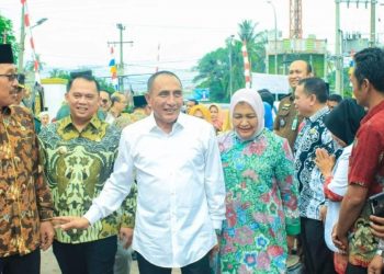 Gubernur Sumatera Utara Edy Rahmayadi (baju putih) saat berkunjung ke rumah Dinas Bupati Labuhanbatu.