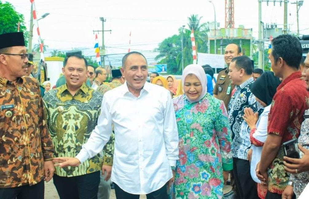 Gubernur Sumatera Utara Edy Rahmayadi (baju putih) saat berkunjung ke rumah Dinas Bupati Labuhanbatu.