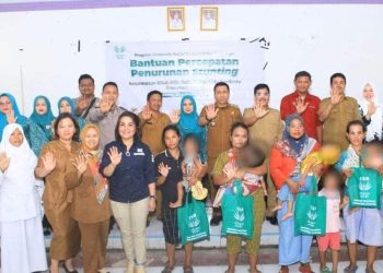 Perwakilan Pemkab Labuhanbatu bersama warga berfoto bersama seusai acara. 