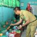 Wakil Bupati Labura, H. Samsul Tanjung menyerahkan makanan tambahan kepada siswa PAUD