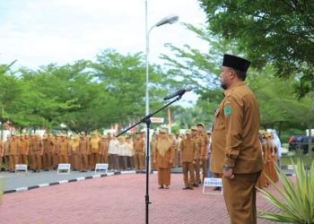 Sekda Labura, H.M Suib memimpin apel gabungan ASN dan mengapresiasi Diskominfo Labura atas raihan penghargaan tiga kali berturut-turut predikat Kabupaten Informatif.